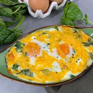 Überbackene Eier mit Käse und Spinat