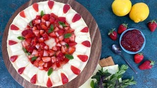 Zitronensahne-Kuchen mit Erdbeeren