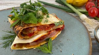 Tortilla-Taschen mit Bergkäse und Tomaten
