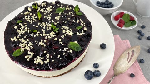 Ohne Backen: Sommerlicher Quark-Mascarpone-Kuchen mit Beeren und Schokokeks-Boden