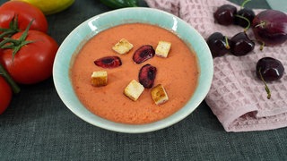 Kirsch-Gazpacho mit Paprika und Gurken