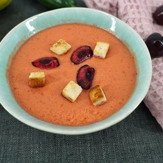 Kirsch-Gazpacho mit Paprika und Gurken