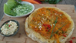Tarte Tatin mit Karotten, Gurkensalat und Curry-Dip