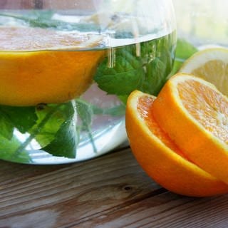 Karaffe mit Wasser Orangen, Zitronen und Minze