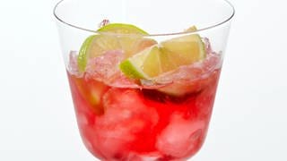 Roter Cocktail mit Wermut und Limette