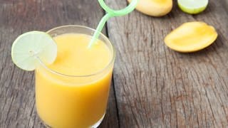 Cocktail mit Orange, Limette und Mango