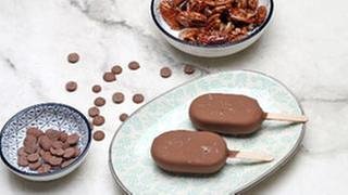 Pekannuss-Eis mit Schokoladen-Glasur und Rauchsalz