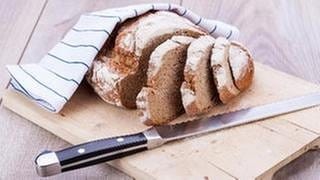 Messer liegt neben einem Brot