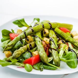 Gebratener grüner Spargel-Salat mit Kichererbsen und Walnüssen