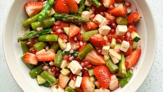 Spargelsalat mit Erdbeeren, Feta und Granatapfel