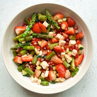 Spargelsalat mit Erdbeeren, Feta und Granatapfel