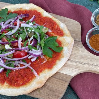 Türkische Pizza (Lahmacun) mit Tomaten, Feta und Oliven
