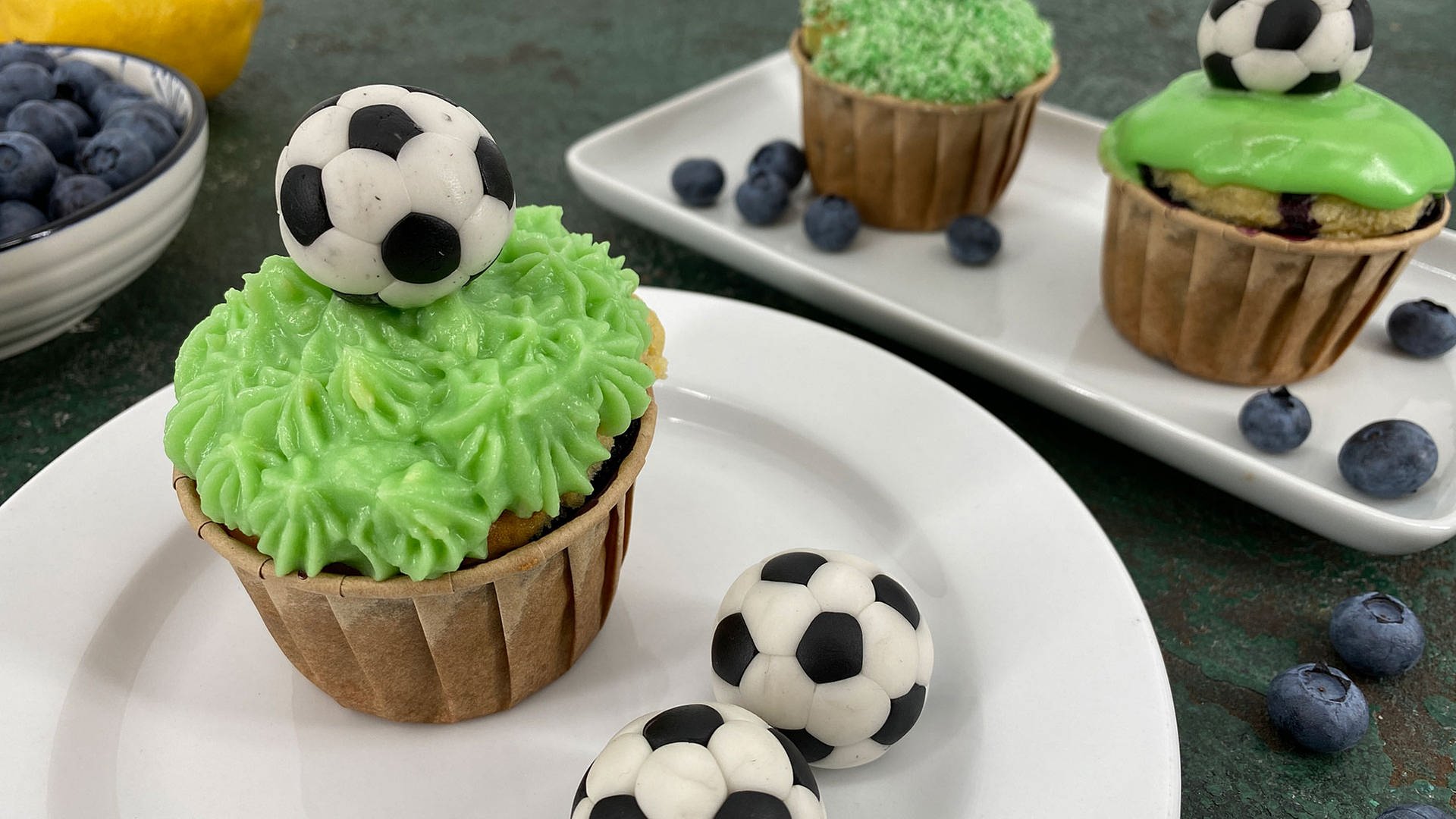 Heidelbeer-Buttermilch-Muffins mit Fußball-Deko