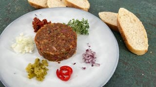 Auberginen-Tatar und Röstbrot mit Kräuterbutter