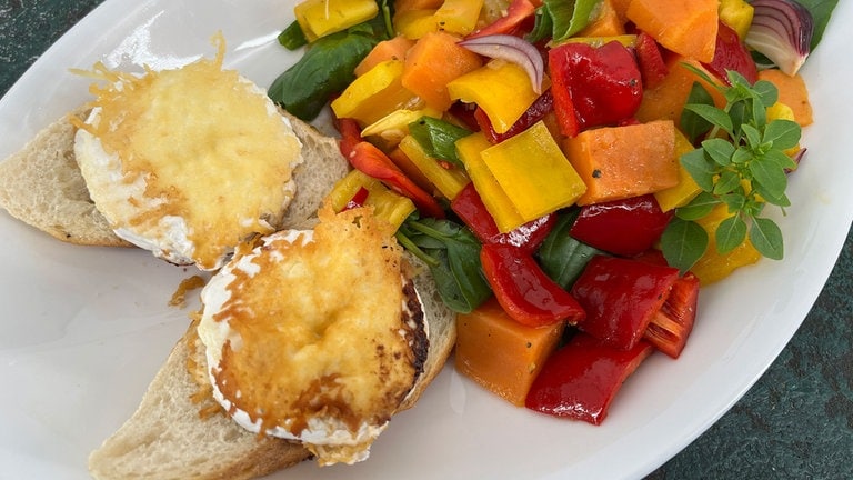 Süßkartoffelsalat mit Paprika und Frischkäseröllchen - Rezepte - Kaffee ...