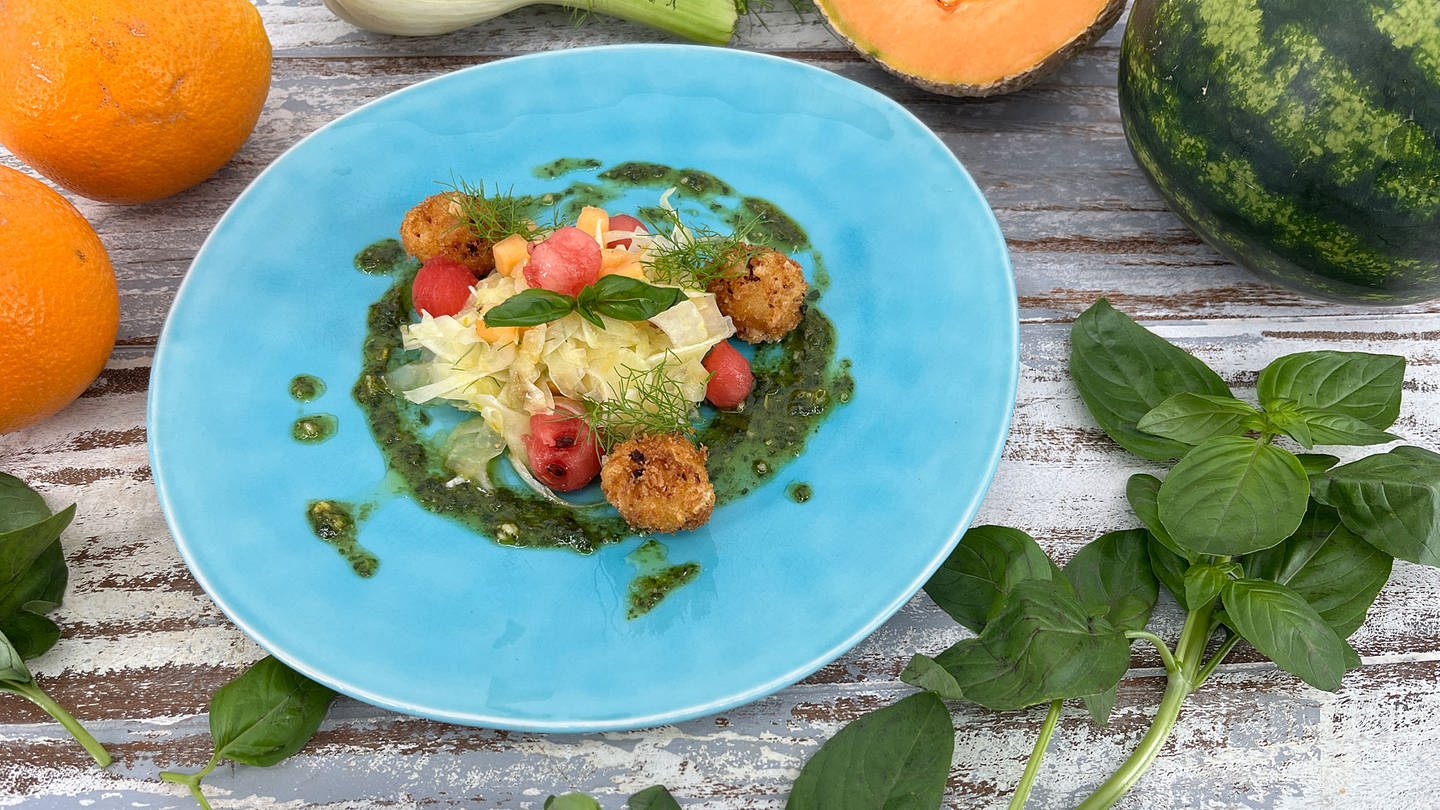 Fenchel-Melonen-Salat mit gebackenen Mozzarella-Bällchen