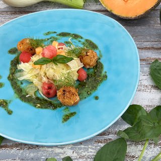 Fenchel-Melonen-Salat mit gebackenen Mozzarella-Bällchen