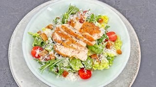 Caesar Salad mit selbstgemachten Croutons und Hähnchenstreifen
