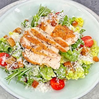 Caesar Salad mit selbstgemachten Croutons und Hähnchenstreifen