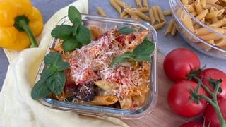 Nudelauflauf mit Zucchini, Tomaten, Paprika und Mozzarella