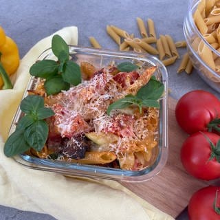 Nudelauflauf mit Zucchini, Tomaten, Paprika und Mozzarella