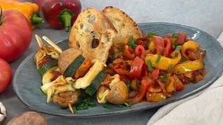 Tortellini-Zucchini-Spieße mit Paprikagemüse (Letscho)