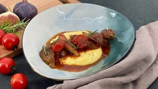 Salsiccia-Schmortopf mit Tomaten und Feigen