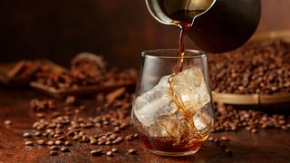 Espresso wird über Eiswürfel gegossen