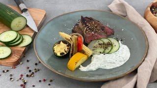 Minutensteaks vom Rind auf Gyros-Art mit Tzatziki