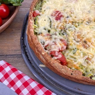 Zucchini-Tarte mit Lauchzwiebel und Tomaten