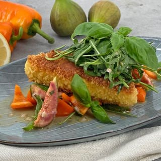 Gebackener Schafskäse mit Feigen-Paprika-Salat