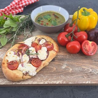 Focaccia mit Ziegenkäse, Tomaten und Zwiebeln