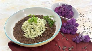 Kräuter-Spätzle mit Miso-Linsen und lila Blumenkohlsalat