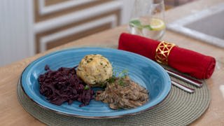 Semmelknödel mit Pilzragout und Apfelrotkraut à la Linda Hesse