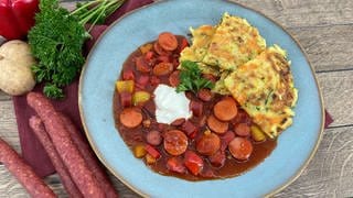 Würstchengulasch mit Gemüserösti