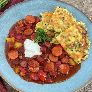 Würstchengulasch mit Gemüserösti