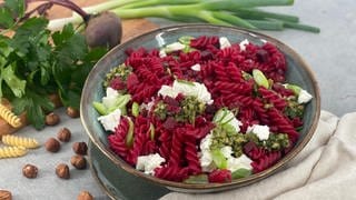 Rote-Bete-Nudeln mit Petersilien-Nuss-Pesto