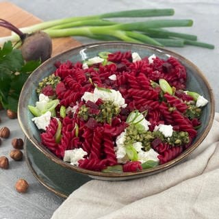 Rote-Bete-Nudeln mit Petersilien-Nuss-Pesto