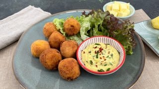 Frittierte Kürbisbällchen mit Chili-Mayonnaise