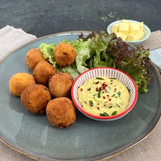 Frittierte Kürbisbällchen mit Chili-Mayonnaise