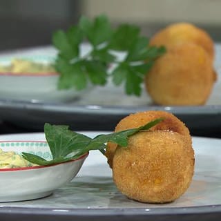 Frittierte Kürbisbällchen mit Chili-Mayonnaise