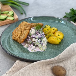 Hirschschnitzel mit Rotkohl-Gurken-Salat