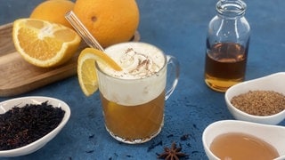 Punsch mit Salzkaramell, Orange und Sahnehaube