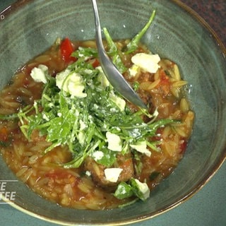 Teller mit Risoni-Nudeln mit Frikadellen und Feta