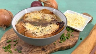 Zwiebelsuppe mit Baguette und Käse überbacken