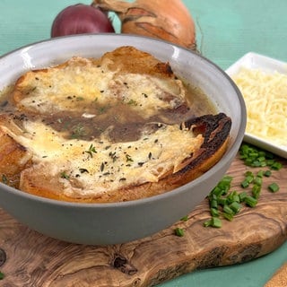 Zwiebelsuppe mit Baguette und Käse überbacken