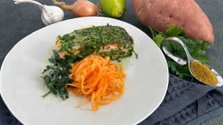 Süßkartoffelnudeln mit Spinat und Lachs