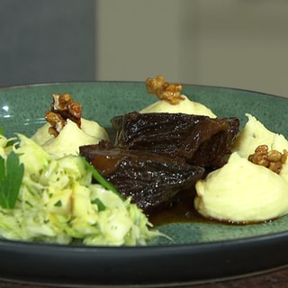 Geschmorte Rinderbäckchen mit Spitzkohlsalat