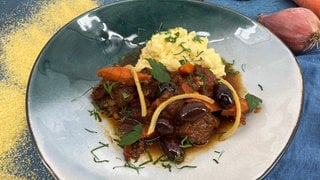 Rinder-Schmortopf mit Salzzitronen und Polenta