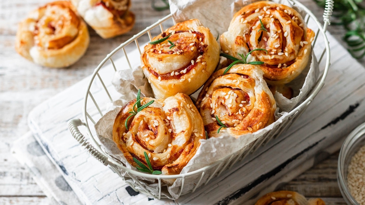 Gebäck-Schnecken in einem Körbchen - Herzhafte Snacks: Knabbereien, Fingerfood & Knusperstangen